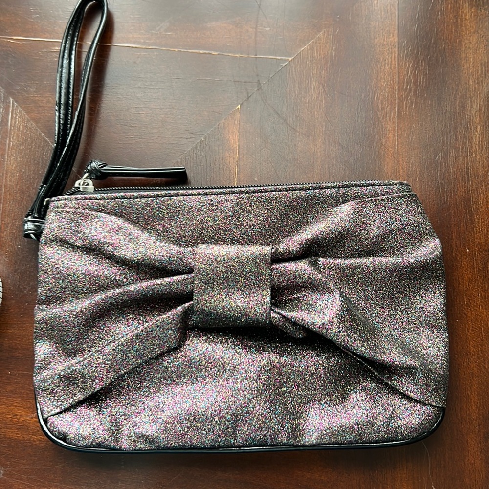 Cute glittery clutch/ wristlet perfect for a night out!